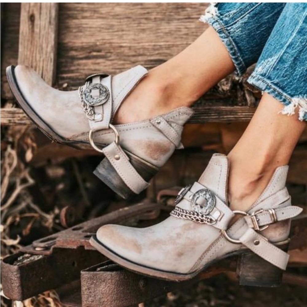 Freebird NEW Mystic Gray Leather Harness Ankle Boots Chain & Concho Sz 9 - Picture 2 of 11